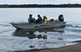 Turista se adentran al río Paraná en Ayolas para pescar y sobretodo para relajarse lejos del ruido de la ciudad.