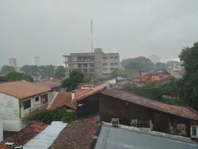 Lluvia sobre Asunción en la mañana de este domingo.