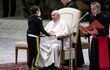 El joven Paolo Junior, de 10 años, se acerca al papa Francisco para pedirle el solideo, el cubrecabeza de terciopelo que llevan diversas dignidades eclesiásticas.