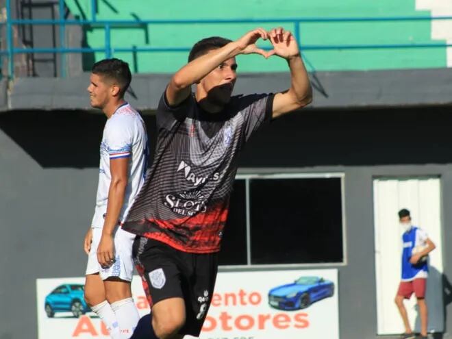 El futbolista del Sportivo Ameliano festeja uno de los goles del triunfo sobre Sportivo Iteño en la Arboleda en el cierre de la División Intermedia.