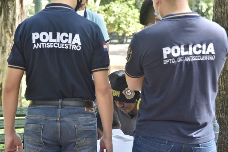 Un hombre fue detenido en la Plaza Uruguaya en un procedimiento de entrega vigilada, tras extorsionar a una mujer durante una semana.