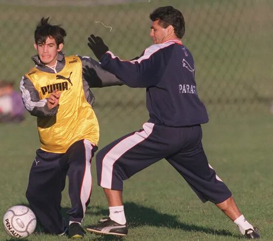 Diego Gavilán y Celso Ayala durante el último entrenamiento de la selección antes de enfrentar a Brasil el 18 de julio del 2000.