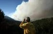 Un guardia forestal se lamenta ante los incendios que consumen áreas de la Ruta 40, en Paraje Villegas, Río Negro.