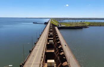 El coronamiento de la represa hidroeléctrica paraguayo-argentina Yacyretá es también una ruta que vincula las redes viales de nuestro país y Argentina.