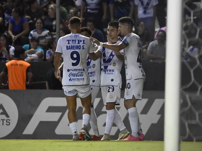 Los futbolistas de Sportivo Ameliano celebran un gol en el partido frente a Danubio por la fase de grupos de la Copa Sudamericana 2024 en el estadio La Huerta, en Asunción, Paraguay.