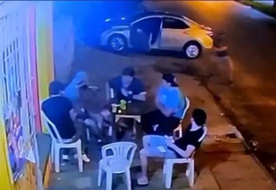 Captura de pantalla del video en la cual se observa el momento exacto del disparo a matar que realizó el suboficial de la Policía Nacional.