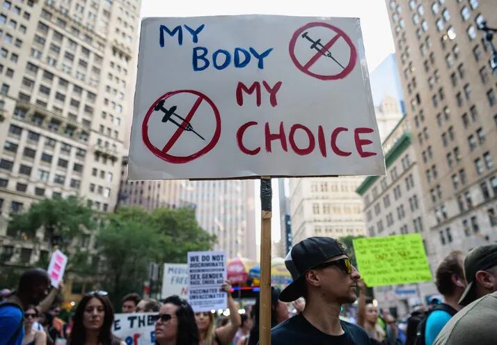"Mi cuerpo, mi decisión" reza este cartel de un grupo de manifestantes antivacunas en Estados Unidos.