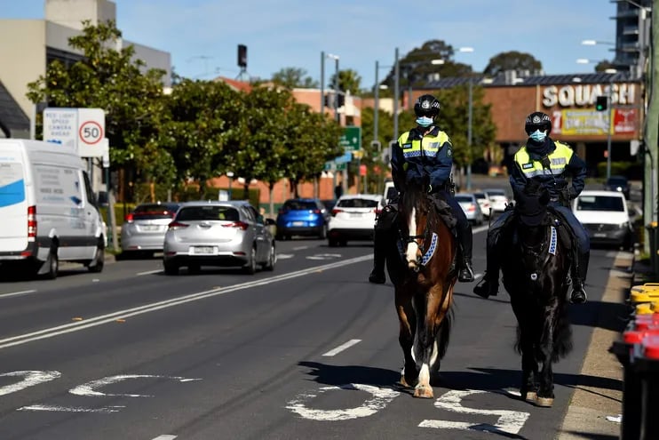 Las tropas de la Fuerza de Defensa Australiana se han unido a la policía de Nueva Gales del Sur que patrulla las calles en el oeste y suroeste de Sydney, para garantizar que se respeten las órdenes sanitarias COVID-19 en los puntos críticos donde el virus está aumentando.
