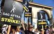 Miembros de SAG-AFTRA protestan fuera de los estudios Paramount en Los Ángeles, California, el pasado viernes.