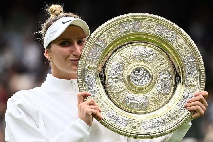 La tenista checa Marketa Vondrousova celebra con el trofeo de Wimbledon en el The All England Lawn Tennis Club, en Wimbledon.