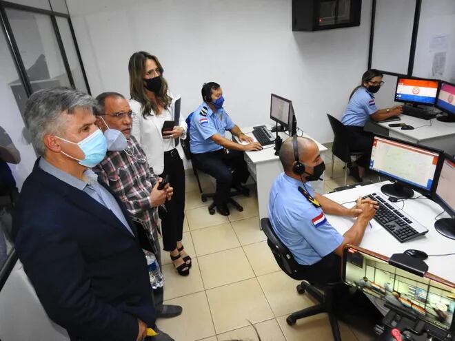 El ministro Arnaldo Giuzzio junto Tony Santamaría, referente gremial del comercio, verificaron el sistema 911.
