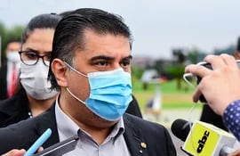 El ministro de Salud, Julio Borba, no supo especificar ante el Congreso el monto de dinero que requerirán para seguir afrontando la pandemia.