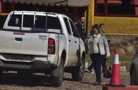 La fiscala Miriam Rodríguez durante el allanamiento al colegio.