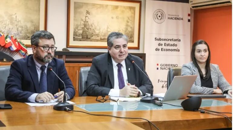 Rolando Sapriza, director de Política Macrofiscal; Roberto Mernes, viceministro de Economía; y Angélica Pintos,  jefa de Coyuntura Macro-Fiscal, durante la presentación del informe de situación financiera al mes de abril.