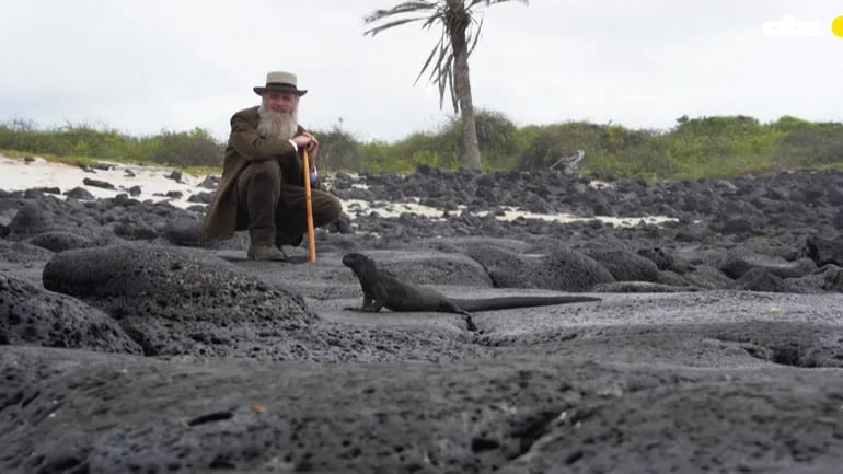 El científico que revive la experiencia de Darwin en Galápagos.