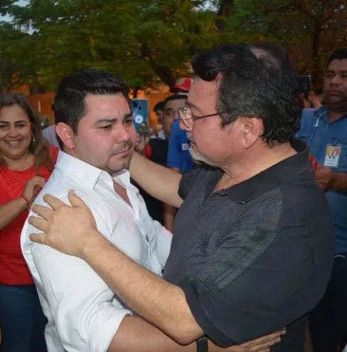 "Berni" Villalba recibe las felicitaciones de su padre, Bernardo Villalba Cardozo.