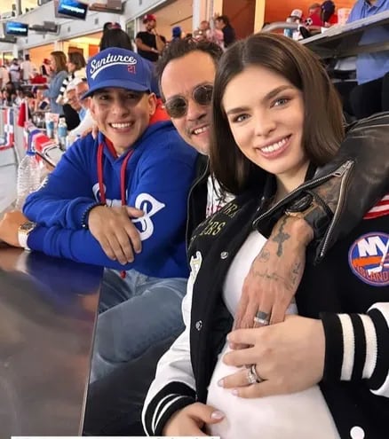 Felices, Nadia Ferreira, Marc Anthony y Daddy Yankee fueron a alentar a Puerto Rico durante el partido de béisbol ante República Dominicana.