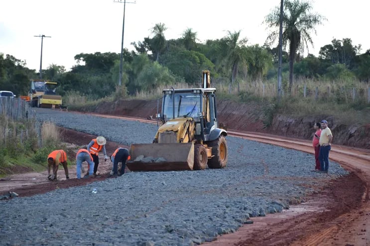 Los trabajos viales entre Lima y Tatú Kua, distrito de 3 de Mayo avanzan con lentitud.