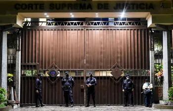 Policías custodian la Corte Suprema de Justicia de El Salvador.