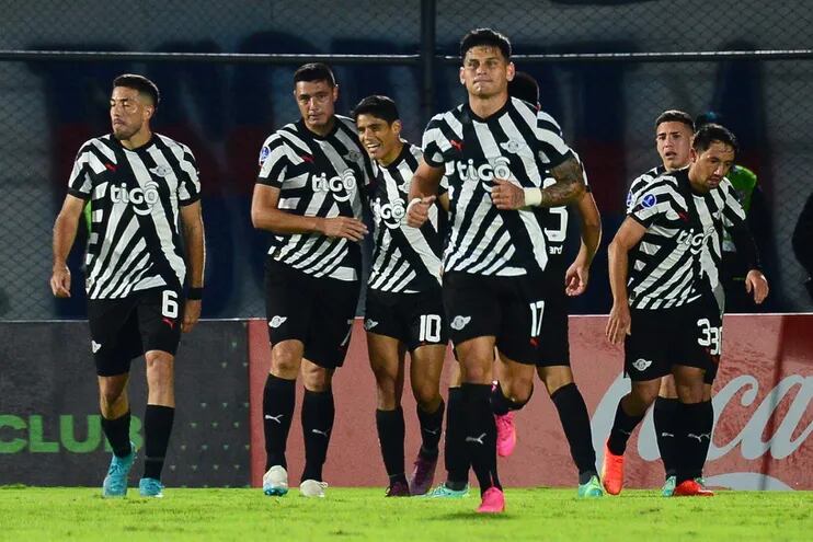 Óscar Cardozo (2-i) de Libertad celebra su gol en un partido de la Copa Sudamericana entre Libertad y Tigre el estadio Defensores del Chaco en Asunción (Paraguay).
