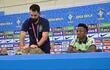 El jefe de prensa de la selección brasileña de fútbol toma al gato y luego lo arroja fuera de la mesa de la conferencia de prensa de Vinicius antes del partido que Brasil disputó con Croacia. El resultado fue devastador para la canariña que quedó fuera del Mundial Qatar 2022 y en redes "culparon" al karma del gato.