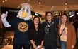 Delcy Domínguez, Norma Fernández y Maira González junto a la mascota del Interescolar 2022 "Mboroti".