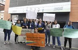 Referentes de 12 organizaciones protestaron frente al MEC, donde presentaron una nota pidiendo el cese del plan experimental "12 Ciencias", de María Judith Turriaga.