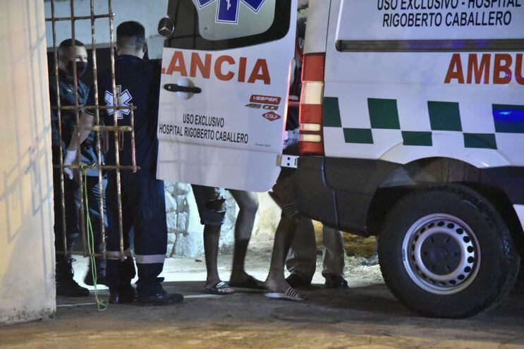 Una ambulancia estaciona detrás de la Penitenciaría de Tacumbú para trasladar internos (Foto de archivo).