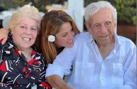 Shakira junto a sus padres William Mebarak y Nidia Ripoll. Ahora, su papá se encuentra hospitalizado.