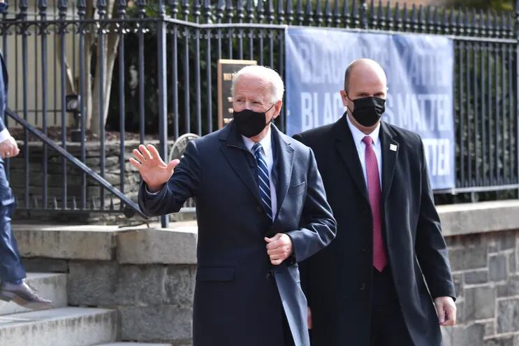 El presidente de los Estados Unidos, Joe Biden (C), deja la Iglesia Católica Holy Trinity en el vecindario de Georgetown en Washington, DC el 24 de enero de 2021.