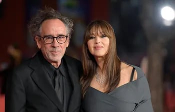 La actriz italiana Mónica Bellucci y el director Tim Burton llegaron juntitos al Festival Internacional de Cine de Roma.
