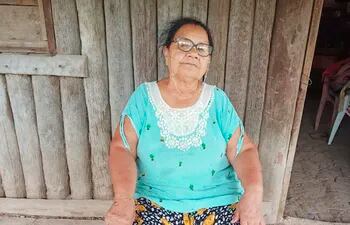 A ña Justina Ayala Vda. de Chaparro (75) le sacaron de la planilla del adulto mayor, después de haber estado percibiendo el subsidio desde hace 6 años; la mujer vive sola en su humilde rancho de karanday en Fuerte Olimpo.