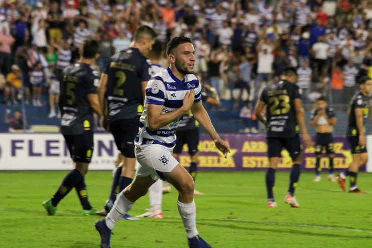 Félix Llano, futbolista del 2 de Mayo, celebra un gol en el partido ante Sportivo Trinidense por la segunda fecha del torneo Apertura 2024 del fútbol paraguayo en el estadio Río Parapití, en Pedro Juan Caballero.