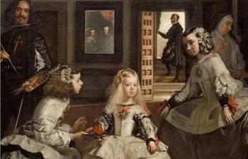 El Museo del Prado ha presentado este lunes la exposición ‘Reverso’ en la que muestra la cara oculta de 105 obras de arte, como es el caso de ‘Las Meninas’ de Velázquez, para ofrecer a los visitantes la “totalidad” de las obras y observar una realidad “variada y compleja”.