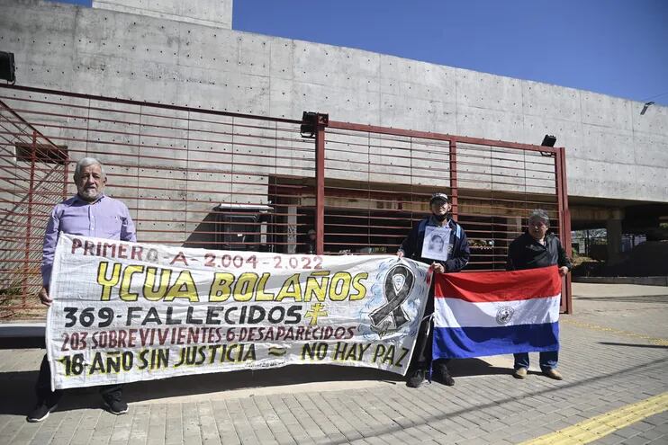 Ruben Rojas y otros familiares frente al nuevo memorial del Ycuá.