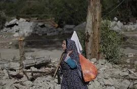 Una mujer palestina viaja hacia el sur de la Franja de Gaza, este domingo.