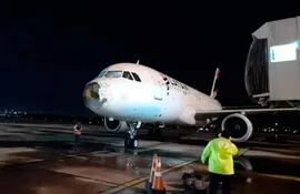 El avión de Latam dañado, en la pista de aterrizaje del aeropuerto Silvio Pettirossi, en Luque.