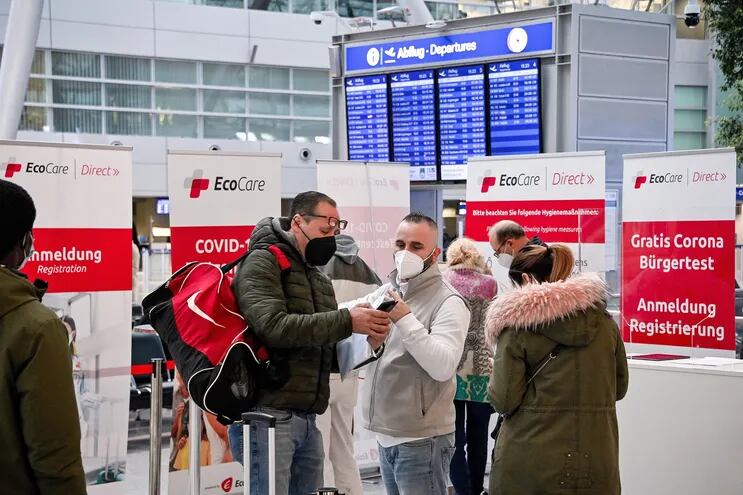 Pasajeros en un aeropuerto de Alemania. Los vuelos a Sudáfrica han sido restringidos.