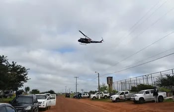 Un helicóptero de la Policía Nacional sobrevuela el penal regional de Misiones, que el domingo de tarde fue el escenario de una fuga de película de 35 miembros del Primer Comando Capital (PCC).