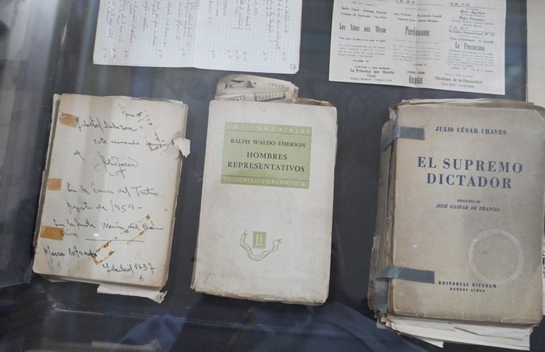 Imagen de algunos de los libros que pertenecieron al escritor Augusto Roa Bastos y que fueron encontrados en la ciudad de Mar del Plata, Argentina.