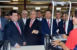 el-presidente-cartes-observa-la-produccion-de-juguetes-en-la-primera-planta-de-estrela-en-paraguay--215242000000-1551498.jpg