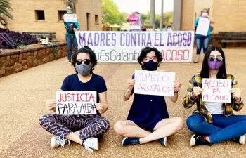 Imágenes de las mujeres que están en diferentes organizaciones sociales apoyando el juicio oral de Alexa Torres en Juzgado de San Lorenzo.