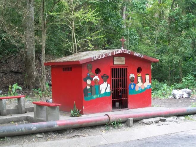Capilla de Faustino Parra en el camino que va a la población de Quigua desde Guama, municipio Sucre del estado Yaracuy, Venezuela.