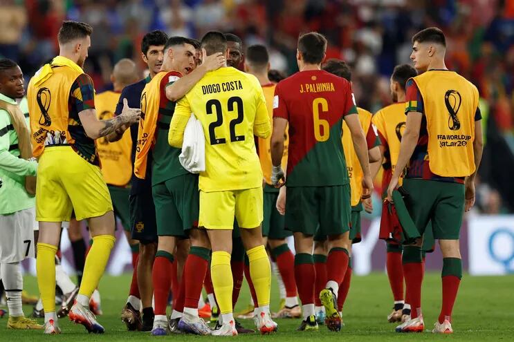 El delantero portugués Cristiano Ronaldo (3° L) da su apoyo al portero portugués #22 Diogo Costa (C) después de que Portugal ganara el partido de fútbol del Grupo H de la Copa Mundial Qatar 2022 entre Portugal y Ghana en el Estadio 974 en Doha el 24 de noviembre de 2022.