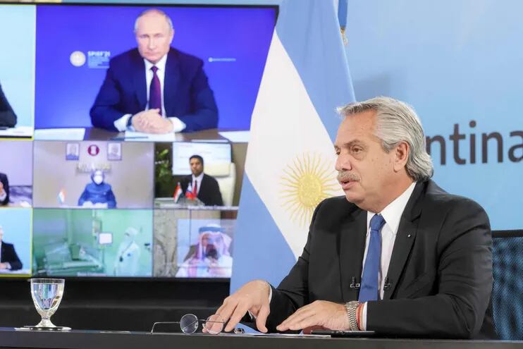 El presidente argentino Alberto Fernández (d) en conversación virtual con su par  ruso Vladímir Putin (pantalla principal).
