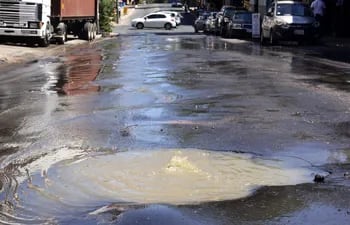 El agua de la cloaca baña la calle Herrera entre EE.UU. y Brasil, área céntrica de Asunción.
.