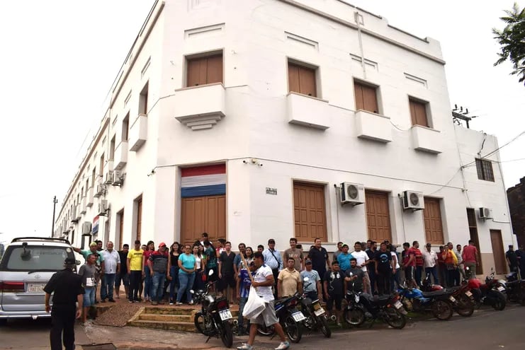 Funcionarios municipales se manifiestan en reclamo de un reajuste salarial en Carapeguá.