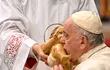 El papa Francisco besa una efigie del niño Jesús durante la misa de epifanía, en la basílica de San Pedro, en el Vaticano.
