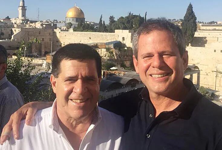 Horacio Cartes aparece abrazado a Darío Messer durante un viaje oficial a Israel.