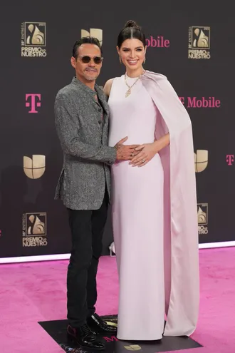 La modelo paraguaya Nadia Ferreira y el cantante Marc Anthony posaron en la alfombra rosa de los Premios Lo Nuestro, que se entregan en Miami.